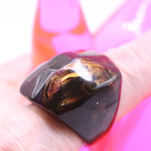 Vintage 7.5 Chunky but Lightweight Lucite Black With Brown Marbeling Ladies Ring - Picture 2 of 5